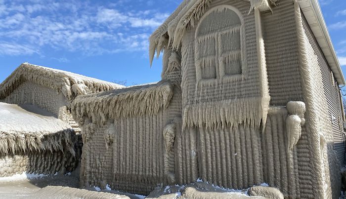 People's Homes Near Lake Erie Get Covered In Thick Ice, They Say It Looks Cool But It's A Nightmare To Live In People's Homes Near Lake Erie Get Covered In Thick Ice, They Say It Looks Cool But It's A Nightmare To Live In