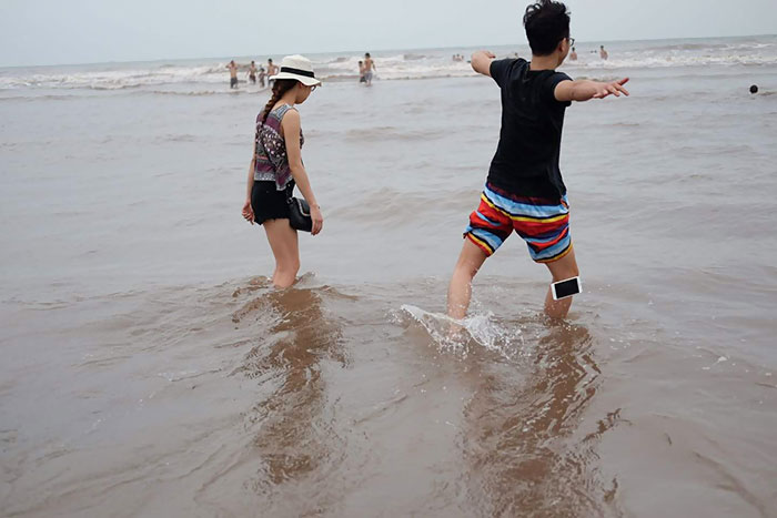 Camera Captured The Exact Moment When My Friend Lost His Phone