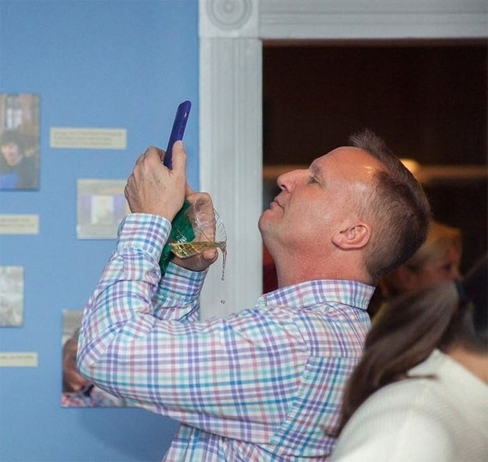 Photographed The Exact Moment This Man Ruined His Shirt At A Photo Gallery