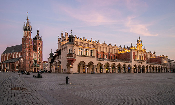 I Explored The Empty Old Town Of Krakow During Coronavirus Pandemic (18 Pics)