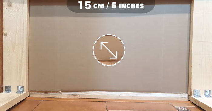 Owners Keep Reducing The Size Of A Hole For Their Cat To See When It Will Finally Stop Him Owners Keep Reducing The Size Of A Hole For Their Cat To See When It Will Finally Stop Him