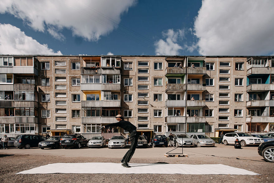 Kaunas' Courtyards Transform Into Stages As Various Artists Perform For Quarantined People Kaunas' Courtyards Transform Into Stages As Various Artists Perform For Quarantined People