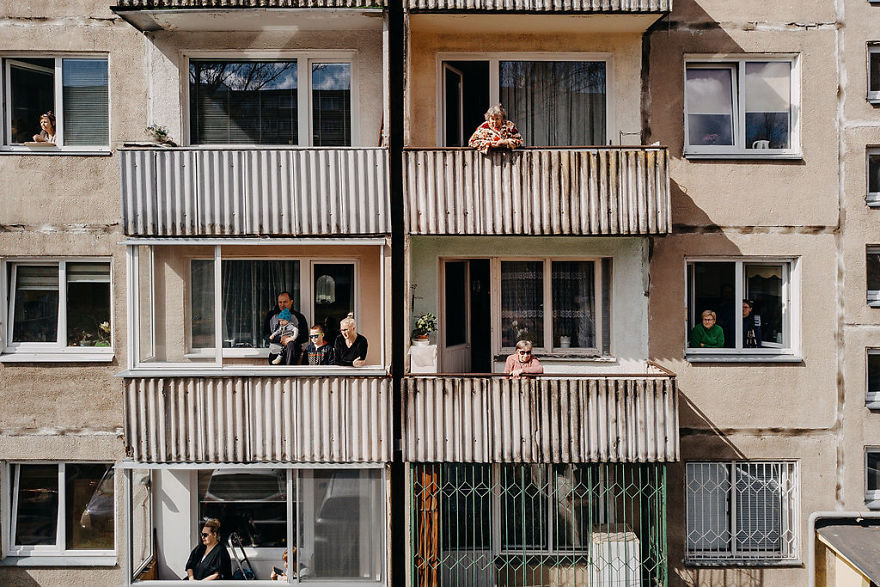 Kaunas' Courtyards Transform Into Stages As Various Artists Perform For Quarantined People Kaunas' Courtyards Transform Into Stages As Various Artists Perform For Quarantined People