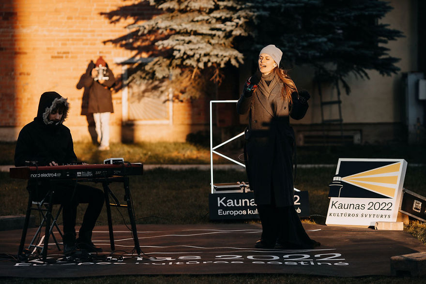Kaunas' Courtyards Transform Into Stages As Various Artists Perform For Quarantined People Kaunas' Courtyards Transform Into Stages As Various Artists Perform For Quarantined People