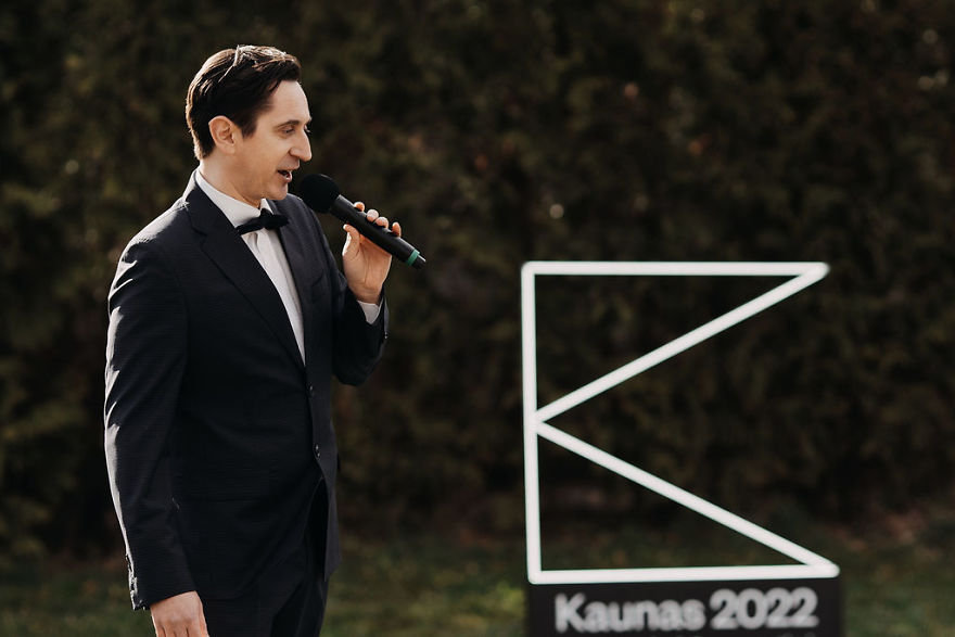 Kaunas' Courtyards Transform Into Stages As Various Artists Perform For Quarantined People Kaunas' Courtyards Transform Into Stages As Various Artists Perform For Quarantined People