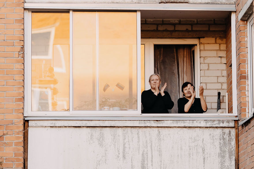 Kaunas' Courtyards Transform Into Stages As Various Artists Perform For Quarantined People Kaunas' Courtyards Transform Into Stages As Various Artists Perform For Quarantined People