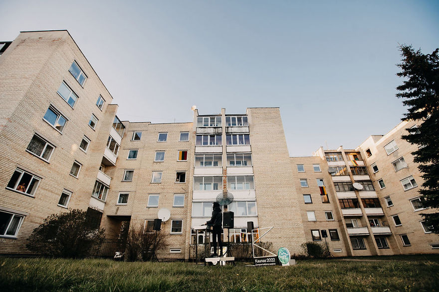 Kaunas' Courtyards Transform Into Stages As Various Artists Perform For Quarantined People Kaunas' Courtyards Transform Into Stages As Various Artists Perform For Quarantined People