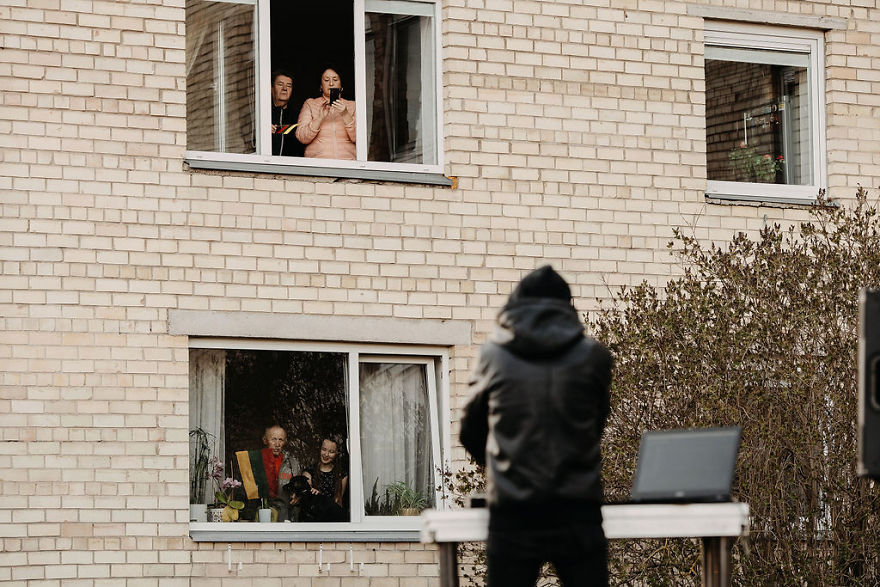 Kaunas' Courtyards Transform Into Stages As Various Artists Perform For Quarantined People Kaunas' Courtyards Transform Into Stages As Various Artists Perform For Quarantined People