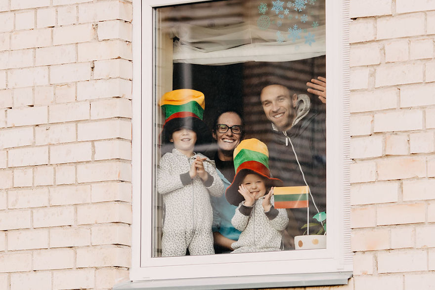 Kaunas' Courtyards Transform Into Stages As Various Artists Perform For Quarantined People Kaunas' Courtyards Transform Into Stages As Various Artists Perform For Quarantined People