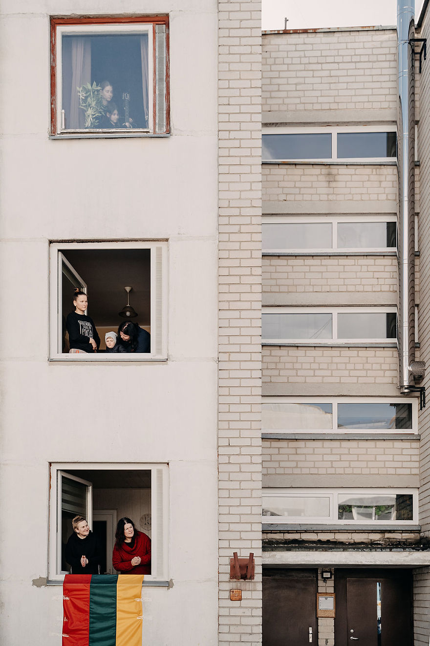 Kaunas' Courtyards Transform Into Stages As Various Artists Perform For Quarantined People Kaunas' Courtyards Transform Into Stages As Various Artists Perform For Quarantined People