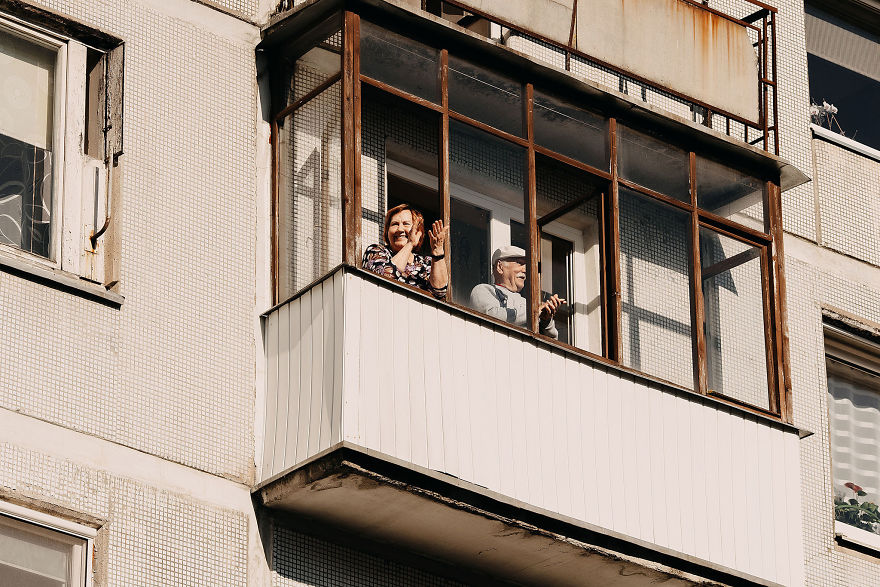 Kaunas' Courtyards Transform Into Stages As Various Artists Perform For Quarantined People Kaunas' Courtyards Transform Into Stages As Various Artists Perform For Quarantined People