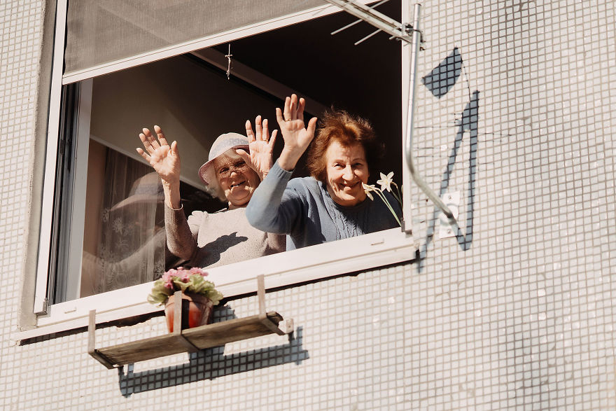 Kaunas' Courtyards Transform Into Stages As Various Artists Perform For Quarantined People Kaunas' Courtyards Transform Into Stages As Various Artists Perform For Quarantined People