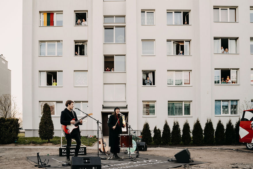 Kaunas' Courtyards Transform Into Stages As Various Artists Perform For Quarantined People Kaunas' Courtyards Transform Into Stages As Various Artists Perform For Quarantined People