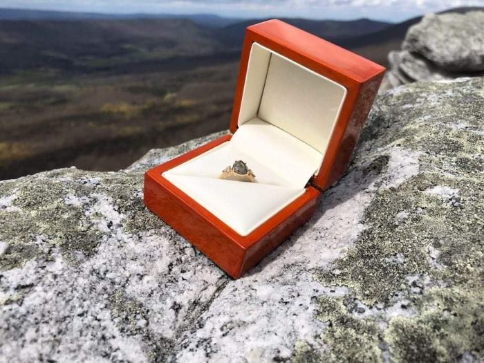 “I Don’t Think She Knows”: Covid-19 Ruins Guy’s Surprise Iceland-Engagement Plans, So He Decides To Make New Ones “I Don’t Think She Knows”: Covid-19 Ruins Guy’s Surprise Iceland-Engagement Plans, So He Decides To Make New Ones