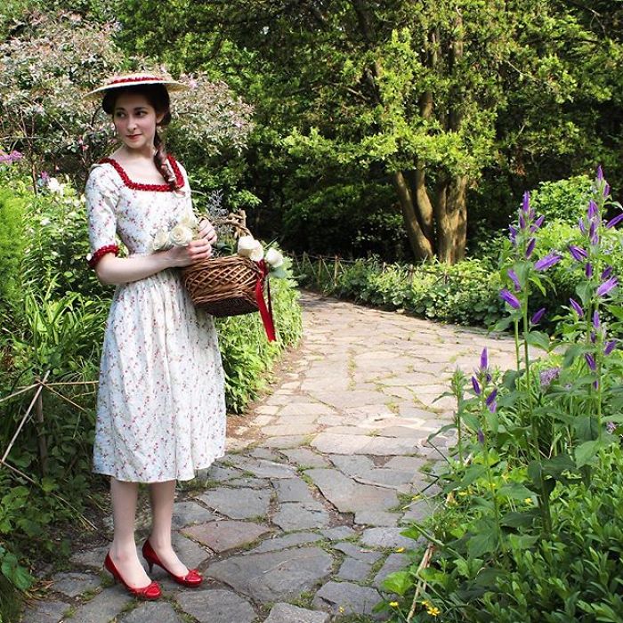 Historical-Dress-Reconstruction-Bernadette-Banner