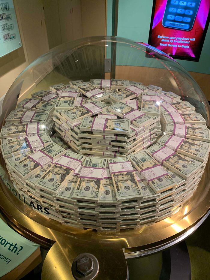 This Case With 1 Million Dollars In $20 Bills At The Chicago Fed Money Museum