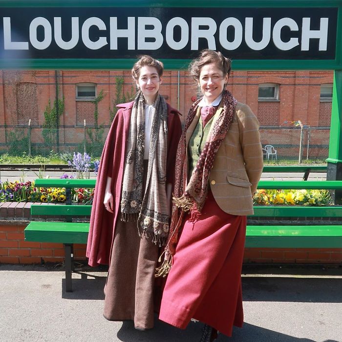 Historical-Dress-Reconstruction-Bernadette-Banner