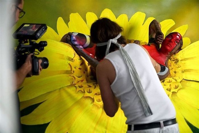 This Butterfly Is Actually A Woman Whose Entire Body Was Painted By Johannes Stötter This Butterfly Is Actually A Woman Whose Entire Body Was Painted By Johannes Stötter