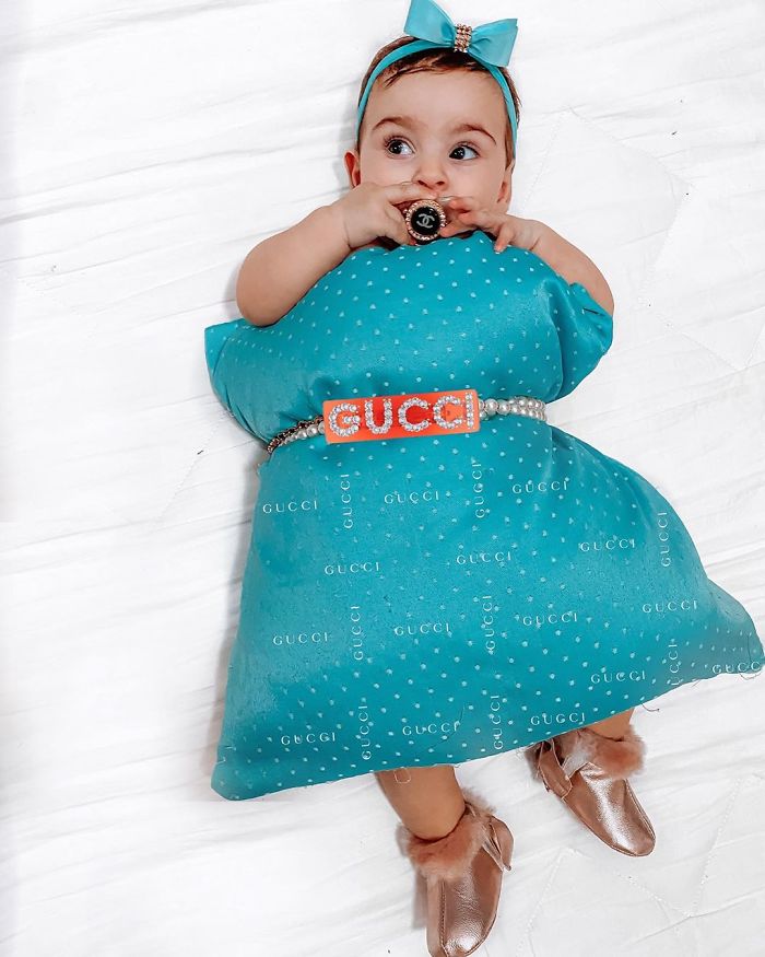 The Girls In This Quarantine Are Replacing Their Clothes With Pillows In A Flash Mob On Instagram