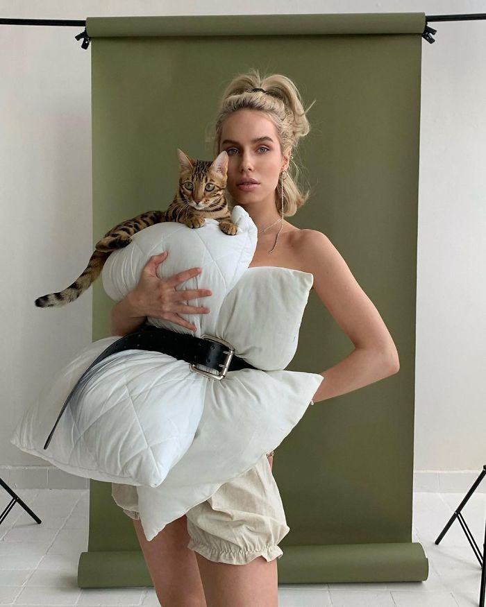 The Girls In This Quarantine Are Replacing Their Clothes With Pillows In A Flash Mob On Instagram