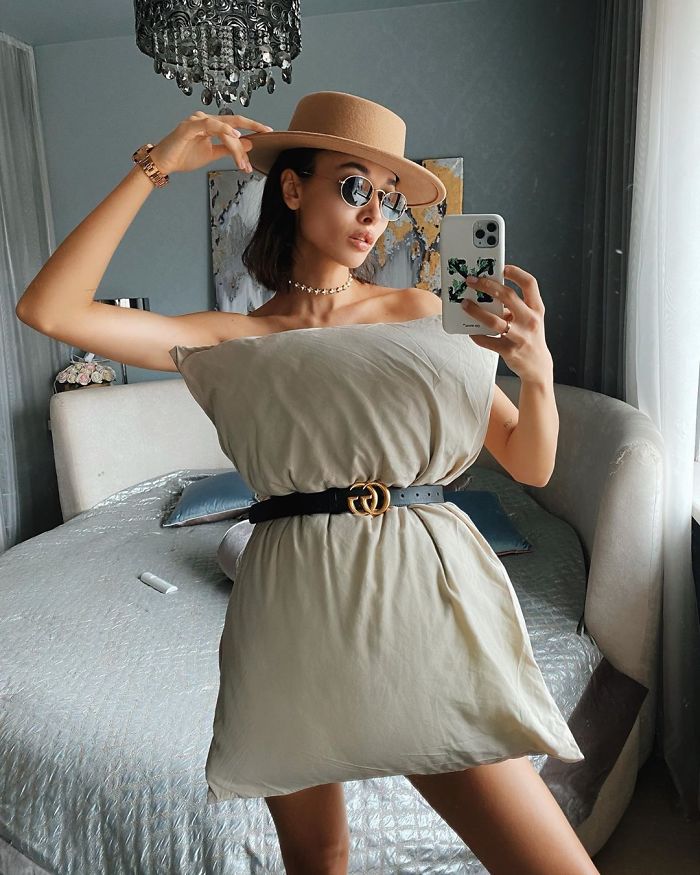 The Girls In This Quarantine Are Replacing Their Clothes With Pillows In A Flash Mob On Instagram