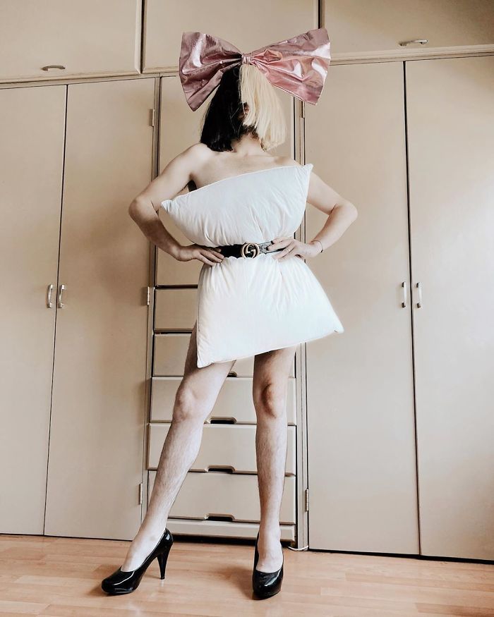 The Girls In This Quarantine Are Replacing Their Clothes With Pillows In A Flash Mob On Instagram