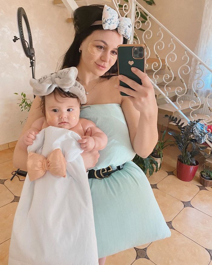 The Girls In This Quarantine Are Replacing Their Clothes With Pillows In A Flash Mob On Instagram