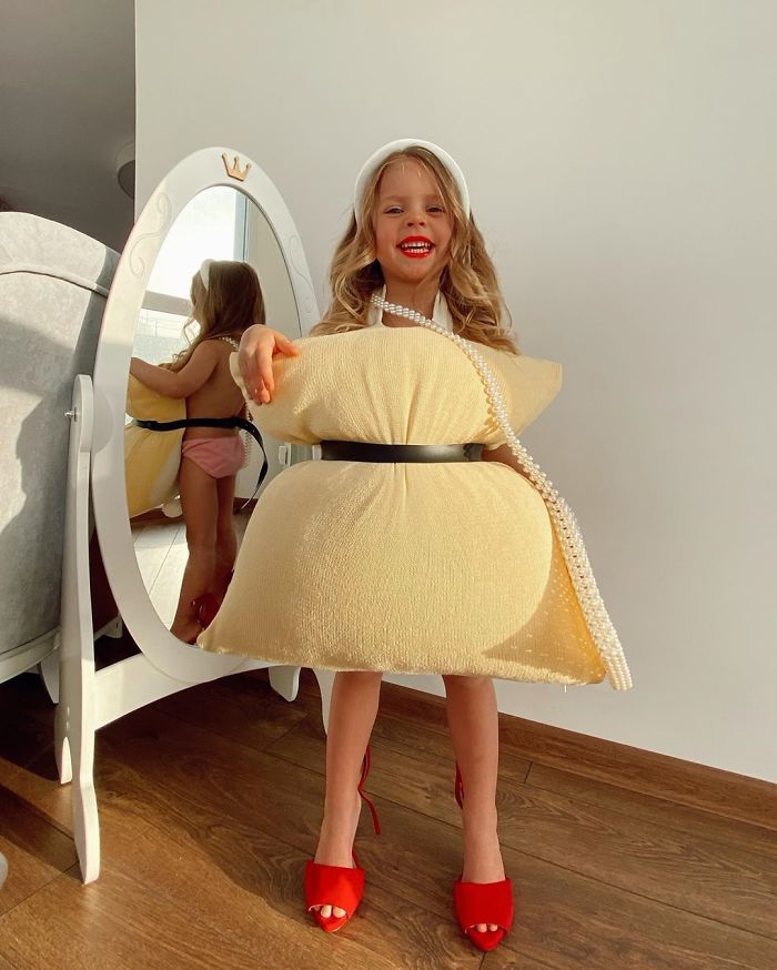 The Girls In This Quarantine Are Replacing Their Clothes With Pillows In A Flash Mob On Instagram