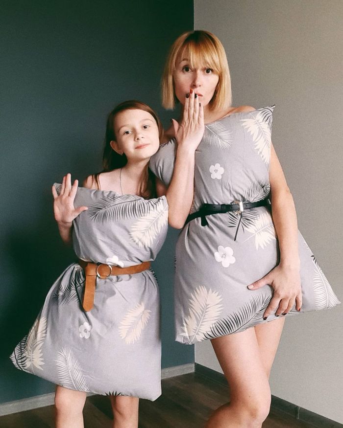 The Girls In This Quarantine Are Replacing Their Clothes With Pillows In A Flash Mob On Instagram