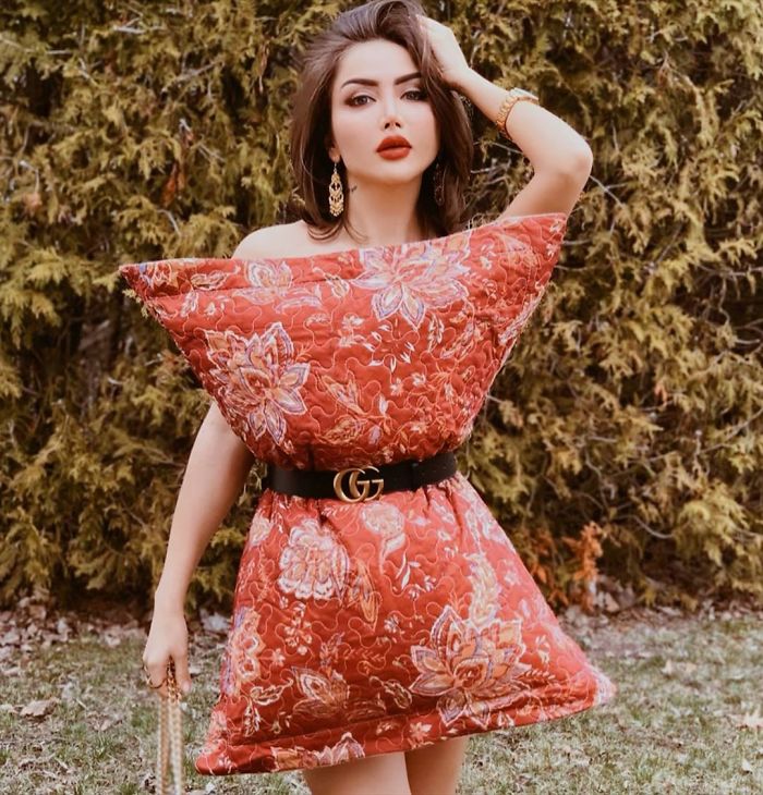 The Girls In This Quarantine Are Replacing Their Clothes With Pillows In A Flash Mob On Instagram