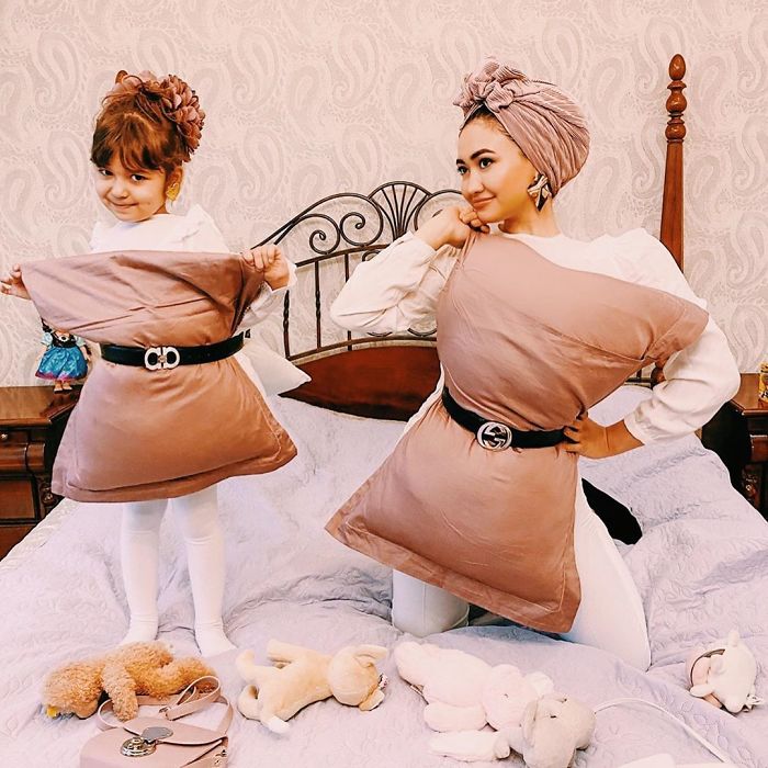 The Girls In This Quarantine Are Replacing Their Clothes With Pillows In A Flash Mob On Instagram