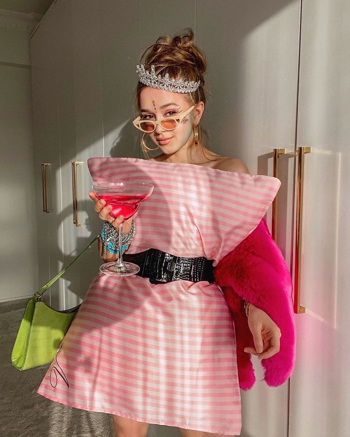 The Girls In This Quarantine Are Replacing Their Clothes With Pillows In A Flash Mob On Instagram