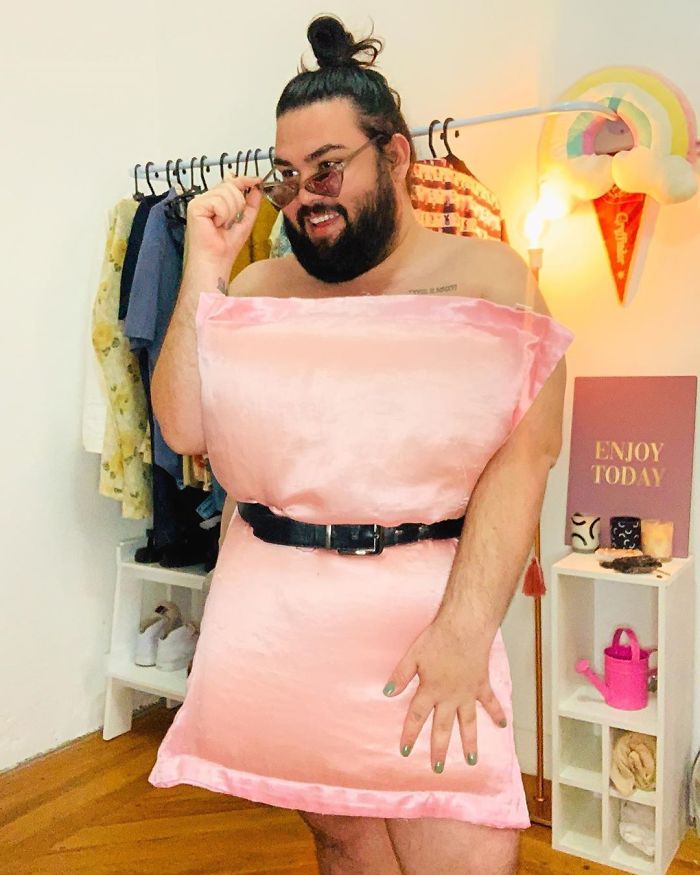 The Girls In This Quarantine Are Replacing Their Clothes With Pillows In A Flash Mob On Instagram