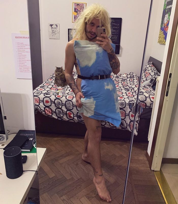 The Girls In This Quarantine Are Replacing Their Clothes With Pillows In A Flash Mob On Instagram