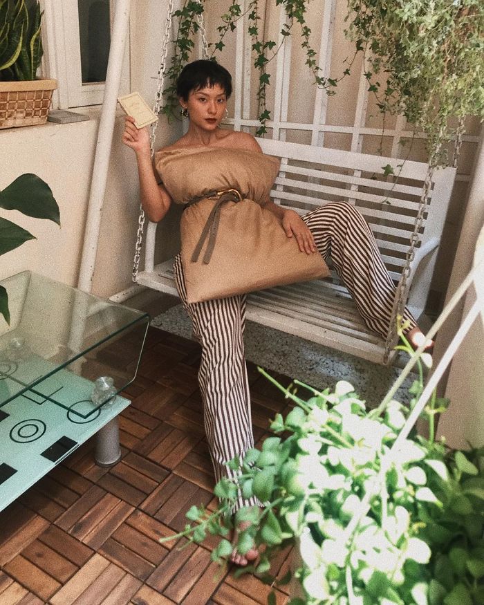 The Girls In This Quarantine Are Replacing Their Clothes With Pillows In A Flash Mob On Instagram