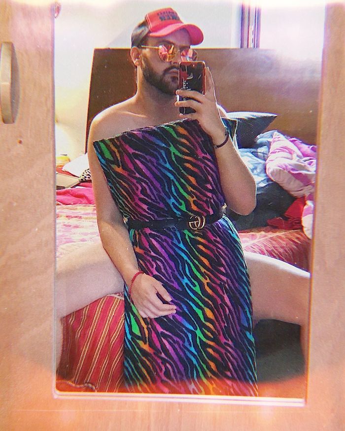 The Girls In This Quarantine Are Replacing Their Clothes With Pillows In A Flash Mob On Instagram