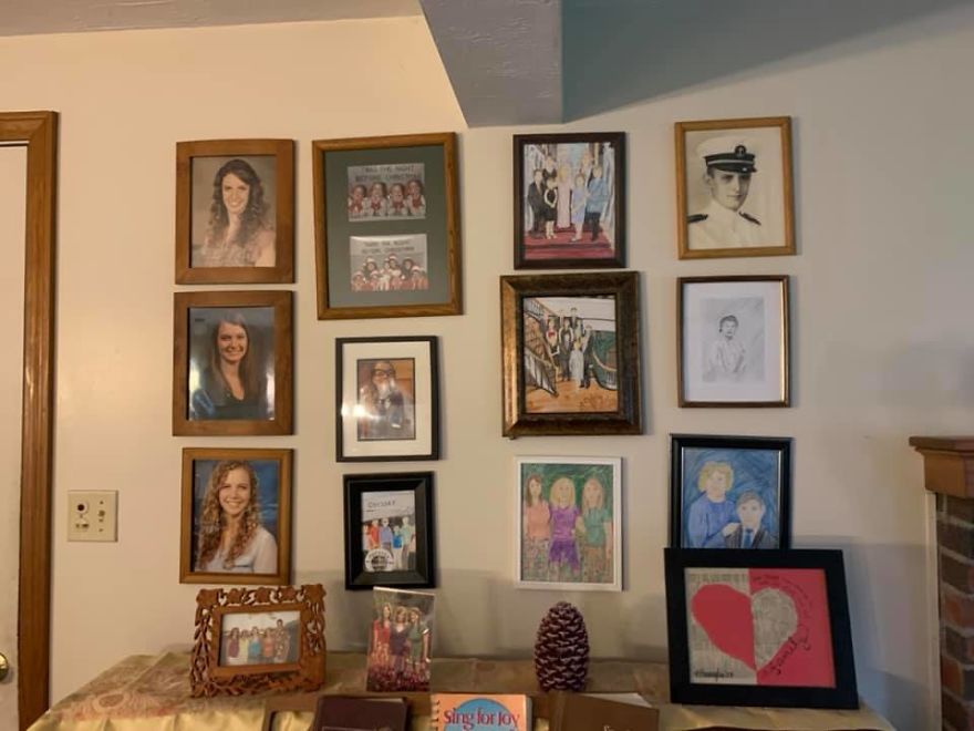 Daughter Replaces Family Photos With Crayon Drawings One By One, Parents Don't Notice For 11 Days Daughter Replaces Family Photos With Crayon Drawings One By One, Parents Don't Notice For 11 Days