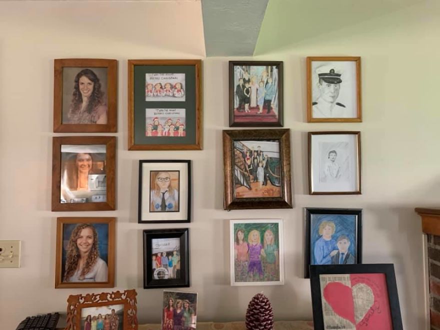 Daughter Replaces Family Photos With Crayon Drawings One By One, Parents Don't Notice For 11 Days Daughter Replaces Family Photos With Crayon Drawings One By One, Parents Don't Notice For 11 Days