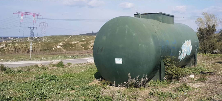 Street Artist Paints A Mind-Bending Illusion Of A Sphynx Cat On An Old Gas Tank