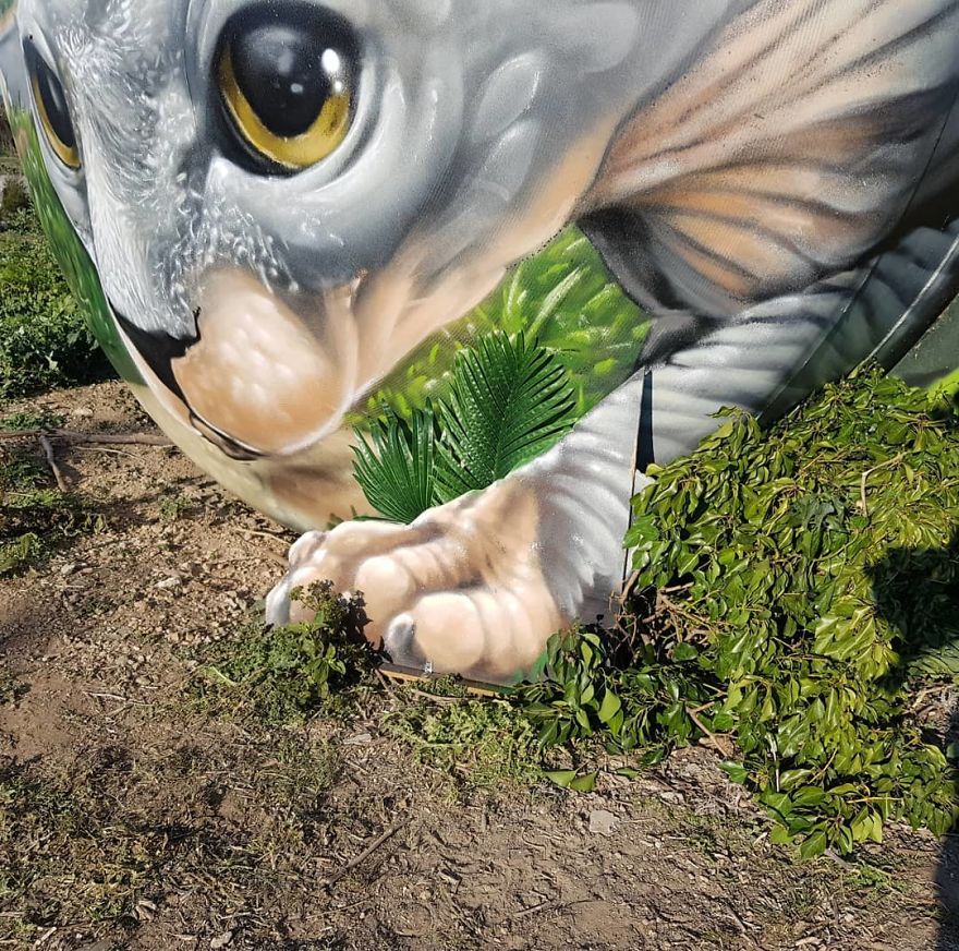 Street Artist Paints A Mind-Bending Illusion Of A Sphynx Cat On An Old Gas Tank