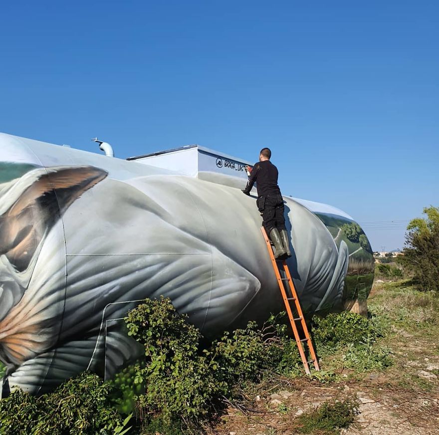 Street Artist Paints A Mind-Bending Illusion Of A Sphynx Cat On An Old Gas Tank Street Artist Paints A Mind-Bending Illusion Of A Sphynx Cat On An Old Gas Tank