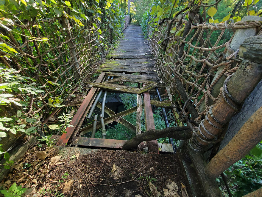 I Found Creepy Animatronics At This Abandoned Wild West Theme Park In Japan...