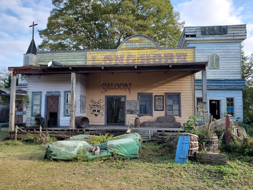 I Found Creepy Animatronics At This Abandoned Wild West Theme Park In Japan...