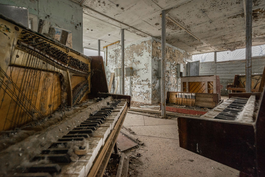 I Photographed Forgotten Pianos In Abandoned Places