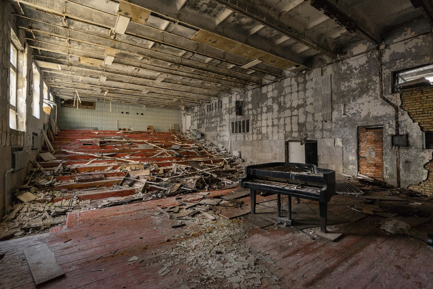 I Photographed Forgotten Pianos In Abandoned Places