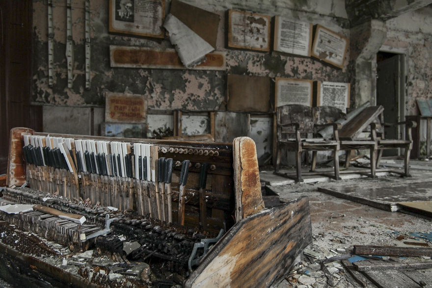 I Photographed Forgotten Pianos In Abandoned Places
