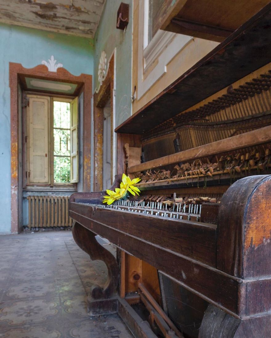 I Photographed Forgotten Pianos In Abandoned Places