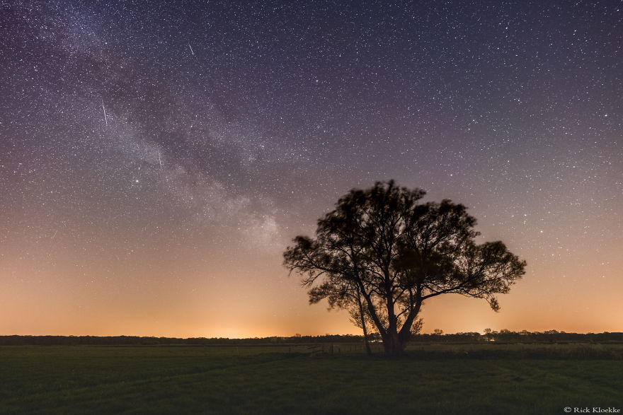 Starlink Satellites Make A Night Sky Timelapse Look Like A Scifi Gun Shooting Scene!
