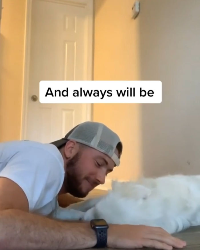 Guy Shows How He Wakes Up His Blind And Deaf Dog Without Scaring Her, Receives Almost 13 Million Likes