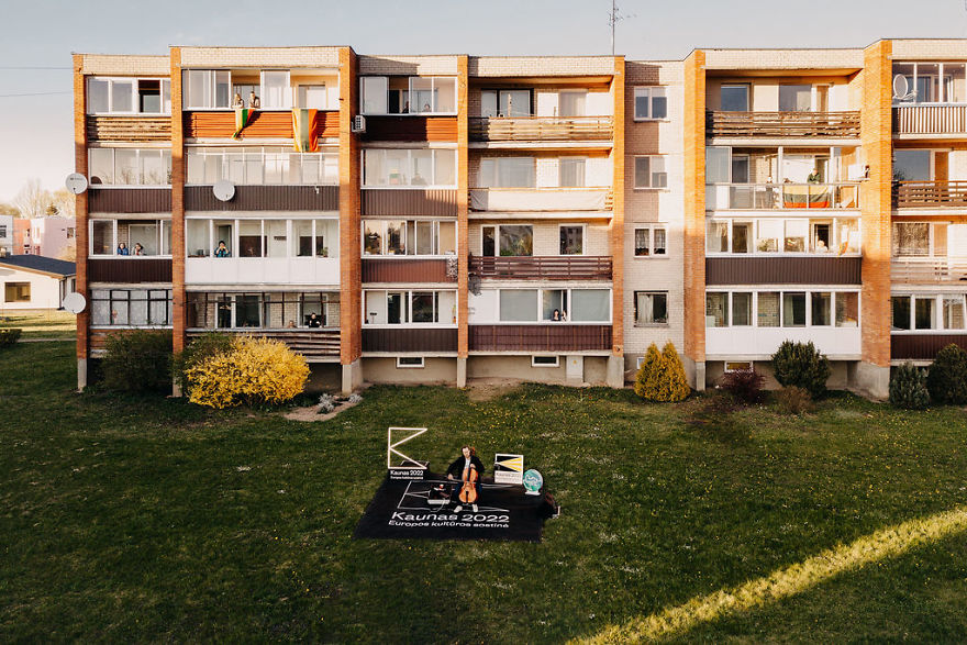 Kaunas' Courtyards Transform Into Stages As Various Artists Perform For Quarantined People Kaunas' Courtyards Transform Into Stages As Various Artists Perform For Quarantined People